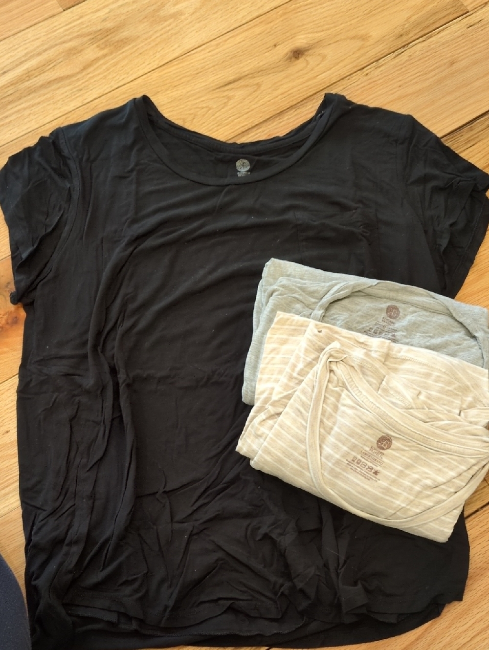Kindred Bravely Nursing/Maternity Tops - Large